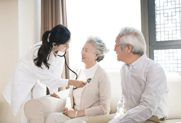 走过来了！走过来了！幸福天年里来了个“大头阿亮”